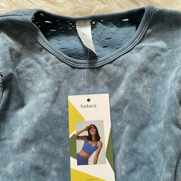 HALARA Seamless Flow Acid Wash Cut Out Thumb Hole Sports Top - Picture 3 of 3